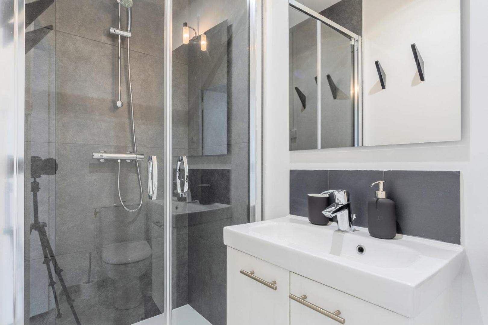 Bright 3-Bedroom 2-Bathroom Flat Лил Екстериор снимка